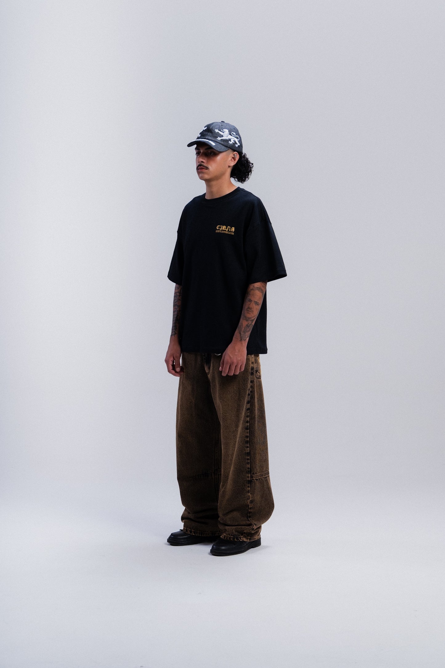 Xilogravura Heavy Tee da CIENA - camiseta, foto no corpo