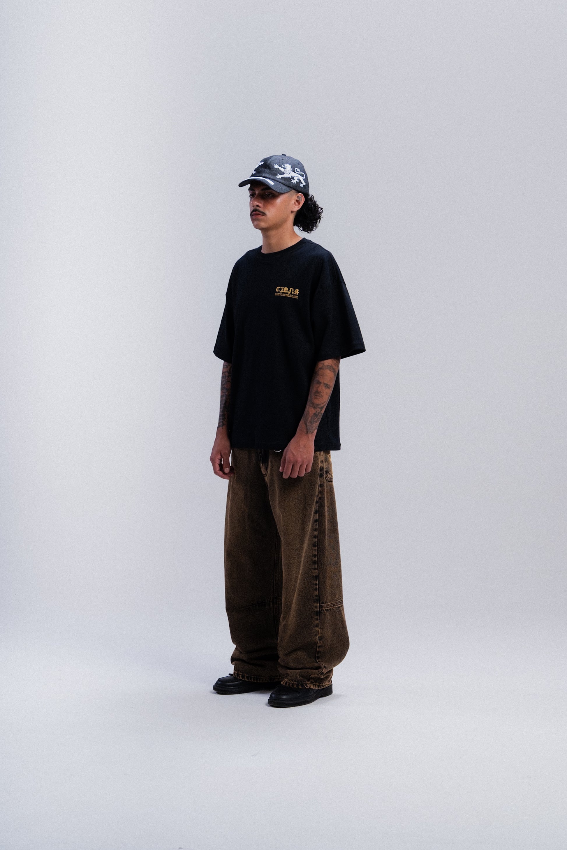 Xilogravura Heavy Tee da CIENA - camiseta, foto no corpo