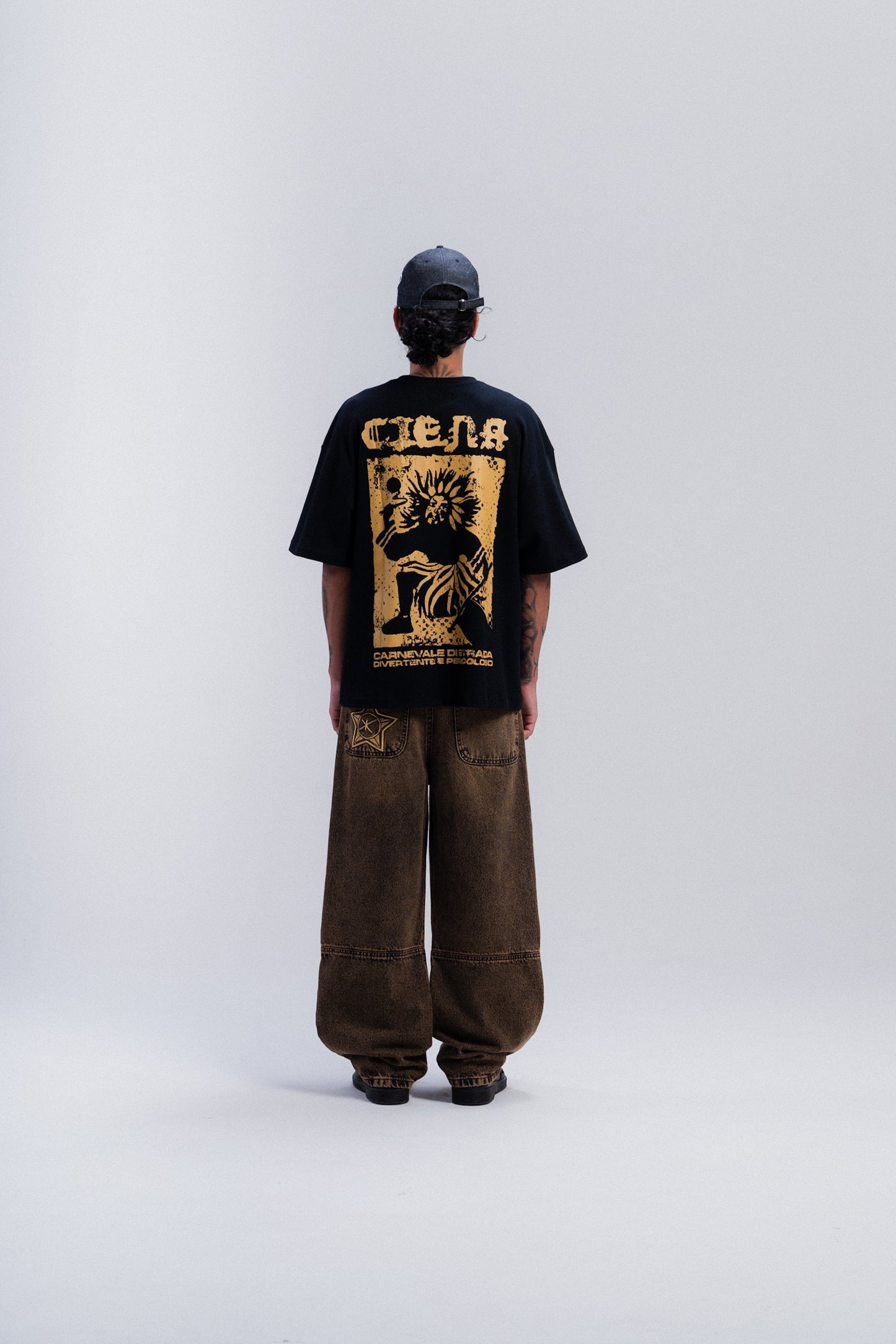 Xilogravura Heavy Tee da CIENA - camiseta, foto no corpo
