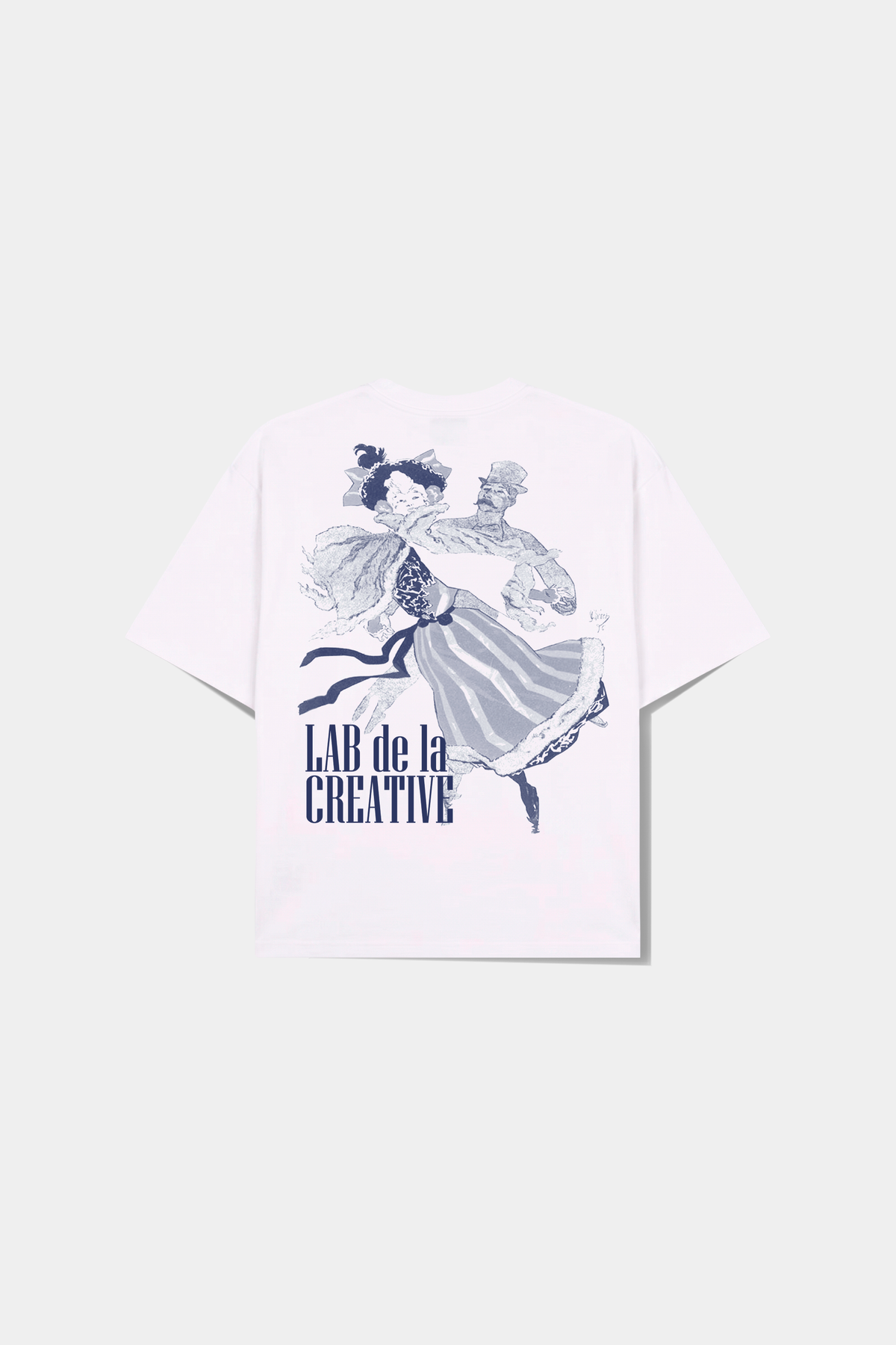 Camiseta A Danca Classic Tee off-white deitada, com o casal dancando em azul e a inscricao Lab de la Creative nas costas