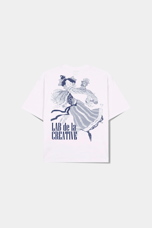 Camiseta A Danca Classic Tee off-white deitada, com o casal dancando em azul e a inscricao Lab de la Creative nas costas