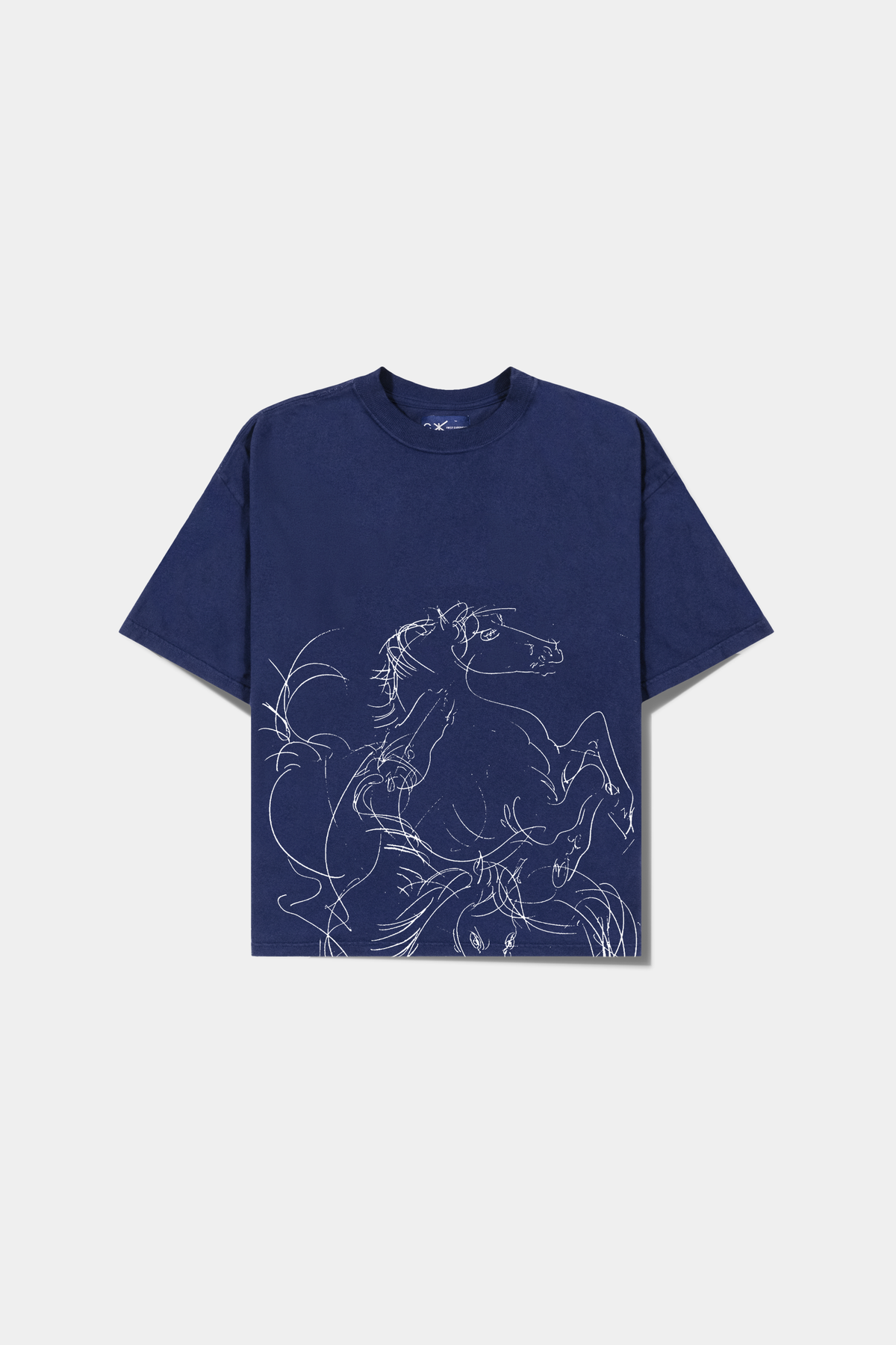 Camiseta Cheval Blue Heavy Tee azul deitada, com a ilustracao do cavalo em tracos claros