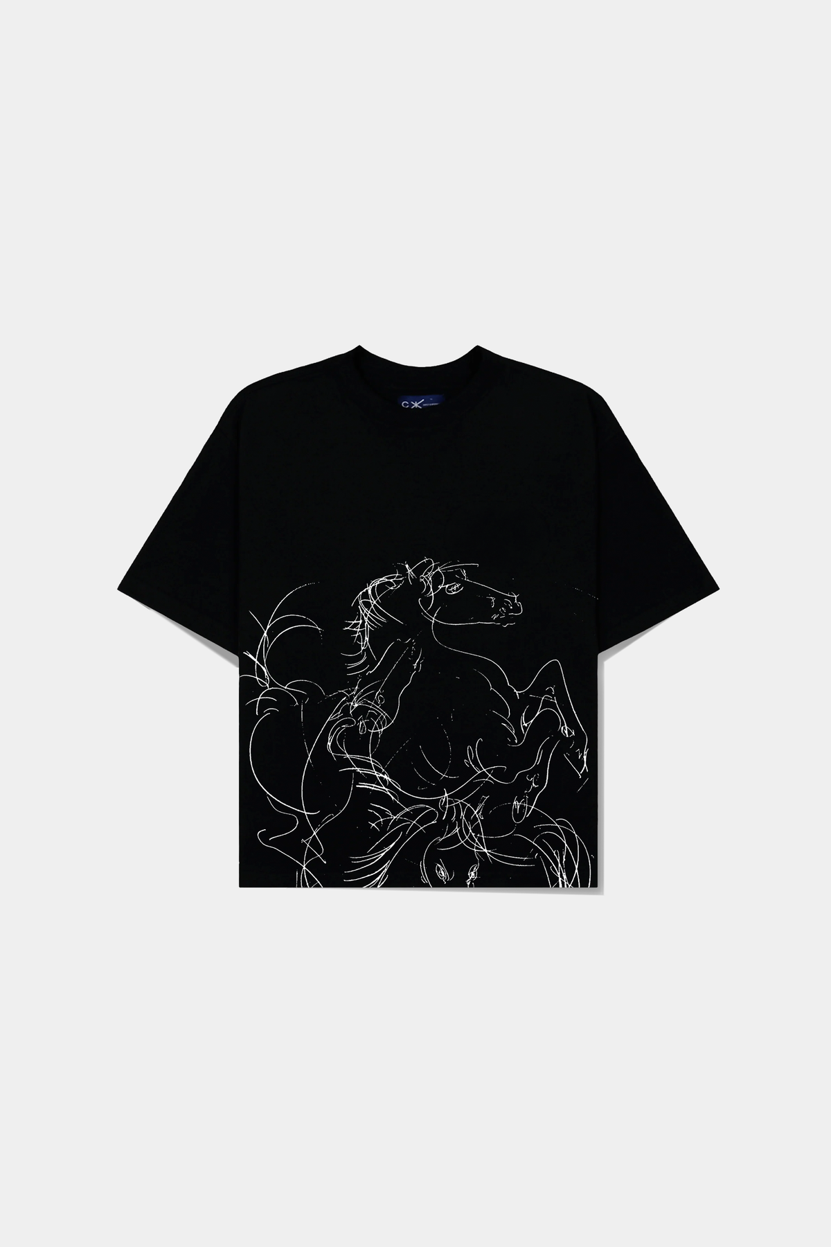 Camiseta Cheval Black Heavy Tee preta deitada, com a ilustracao do cavalo em tracos claros