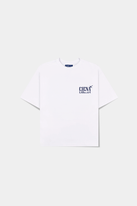 Camiseta A Danca Classic Tee off-white deitada, frente com o lettering Ciena