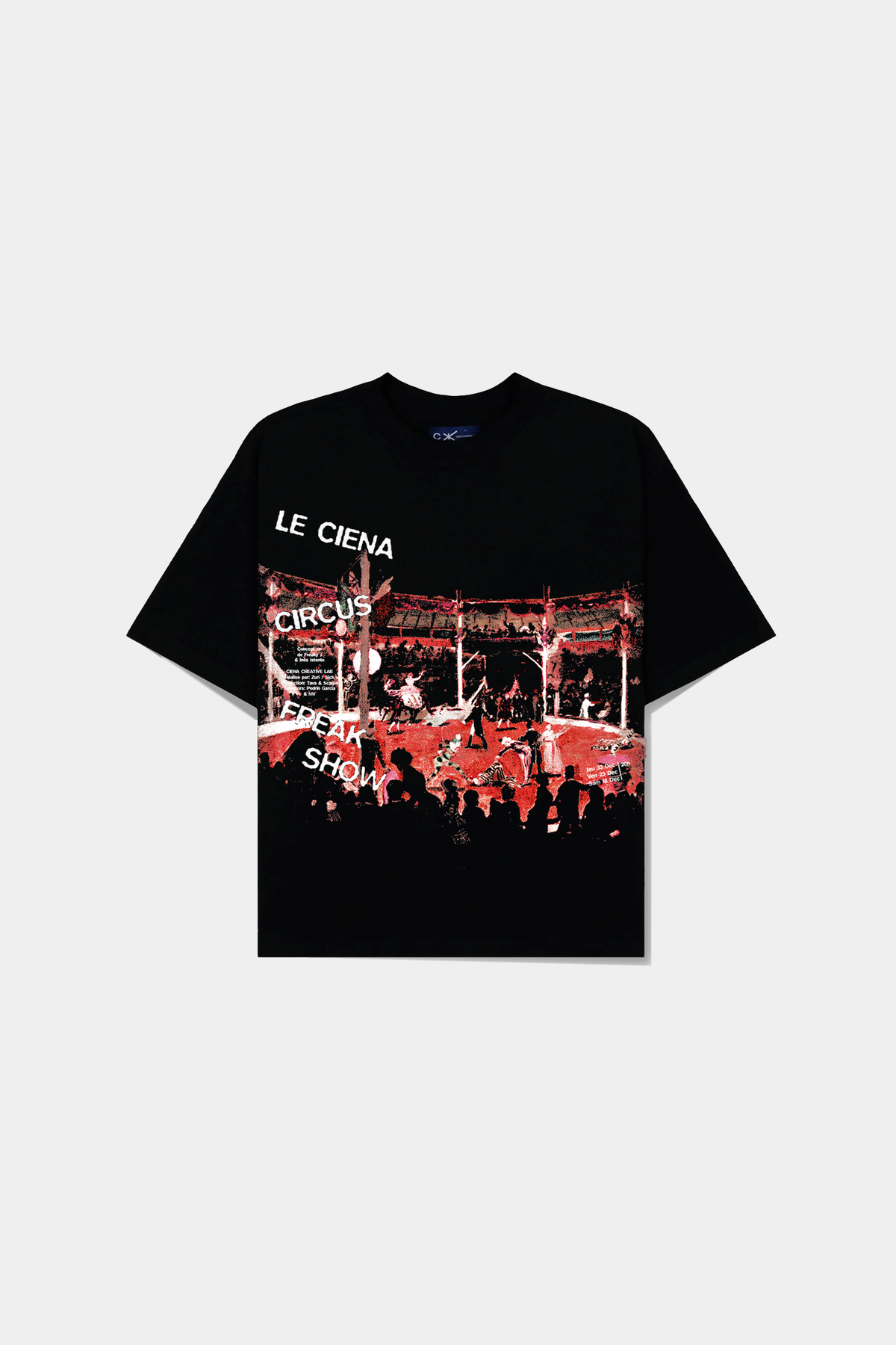 Camiseta Lo Spettacolo Black Heavy Tee preta deitada, com a cena de circo em vermelho e o lettering Le Ciena no peito