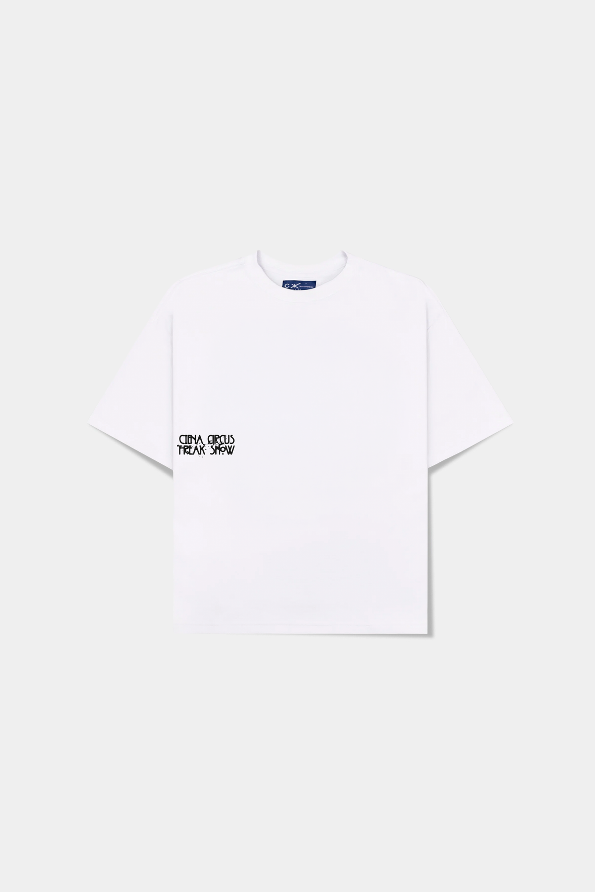 Camiseta Mystere Heavy Tee off-white deitada, frente com estampa pequena no peito