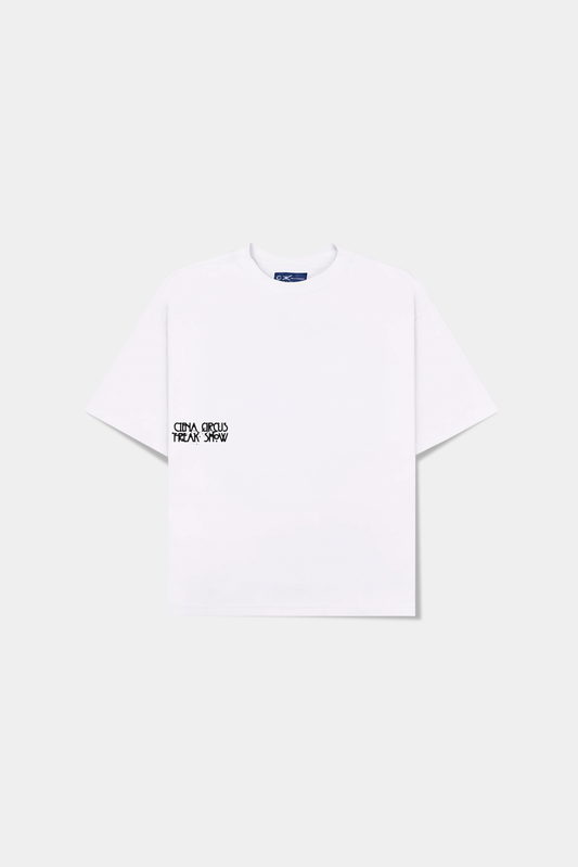 Camiseta Mystere Heavy Tee off-white deitada, frente com estampa pequena no peito