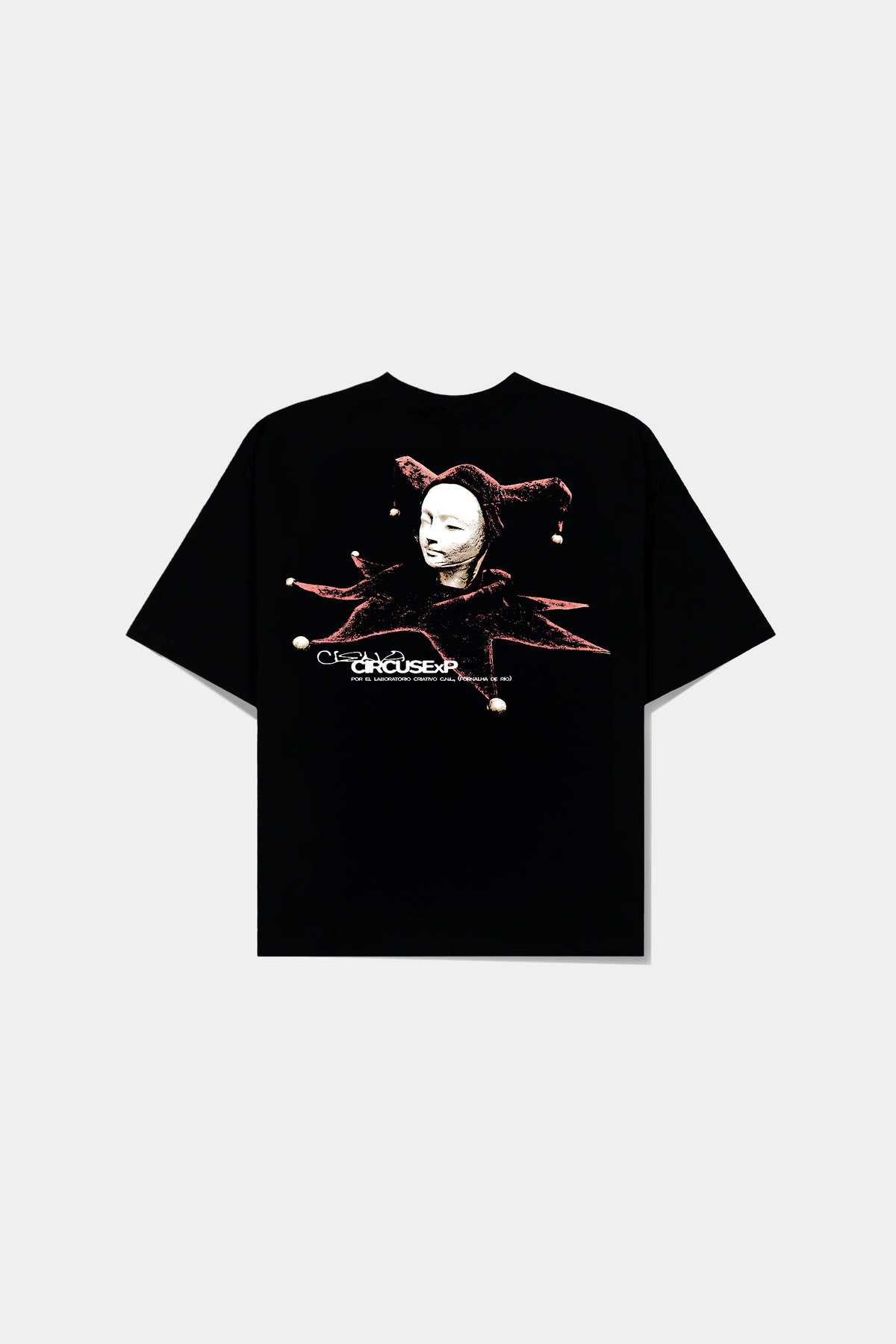 Camiseta Joker Figure Classic Tee preta deitada, com a figura do bobo da corte em vermelho nas costas