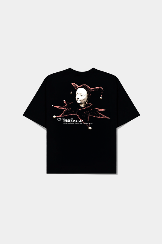 Camiseta Joker Figure Classic Tee preta deitada, com a figura do bobo da corte em vermelho nas costas
