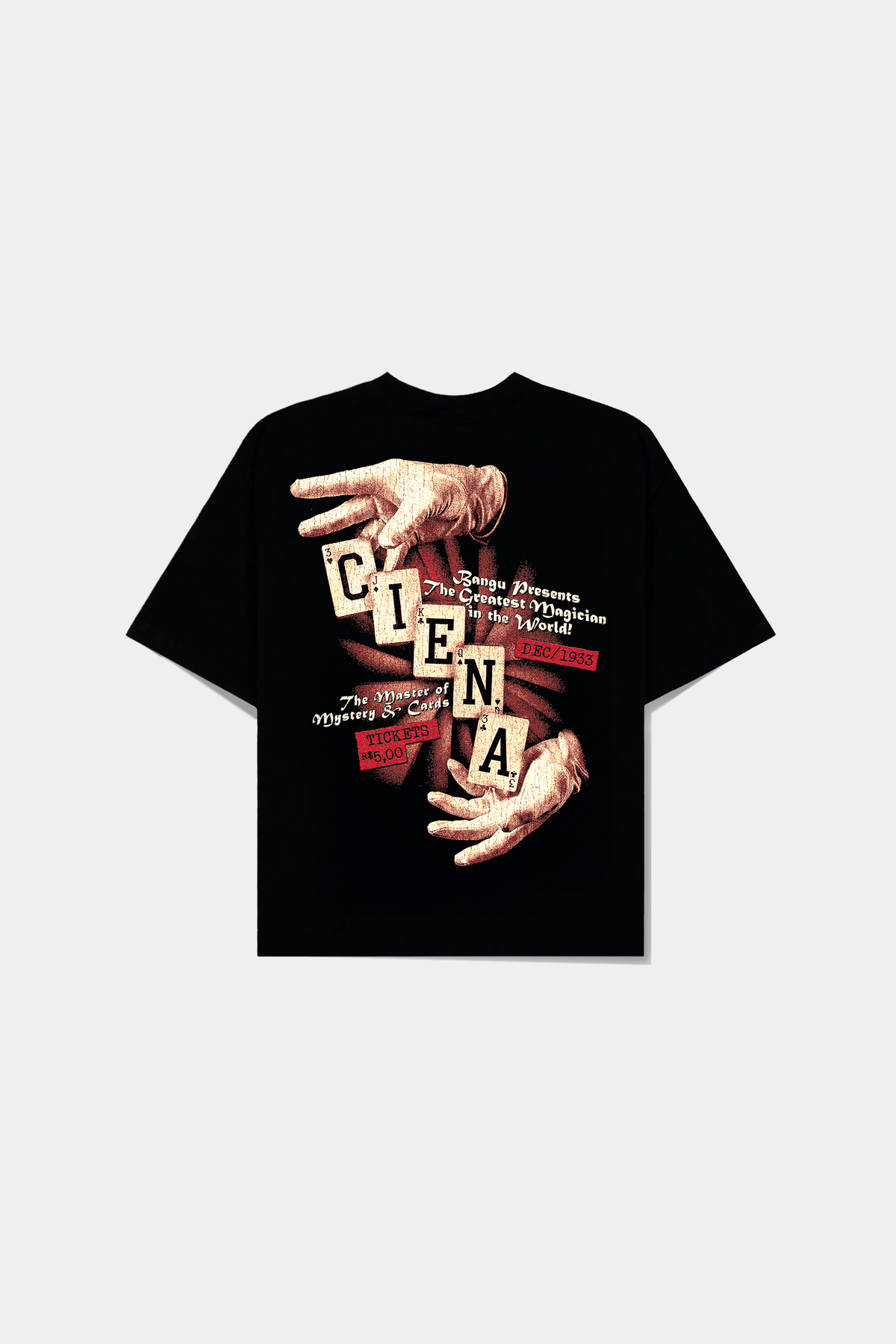Camiseta Jeu Magique Heavy Tee preta deitada, com a arte de maos e cartas e o lettering Ciena