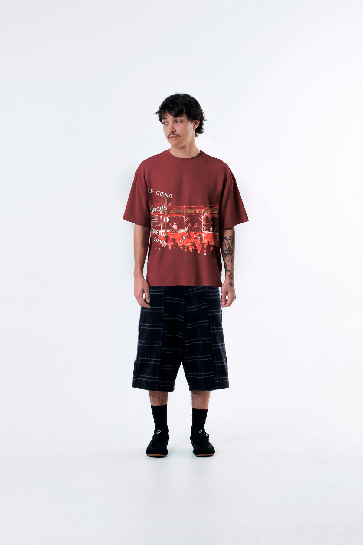 Modelo veste a Lo Spettacolo Red Heavy Tee vermelha com bermuda escura, vista frontal de corpo inteiro